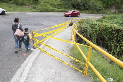 Los peatones deben bajarse a la calle porque el paso está cerrado en la acera.