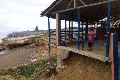 Los trabajos de construir una escollera para evitar futuros derrumbes en Playa Delfín están dirigidos por ingenieros y maestros constructores