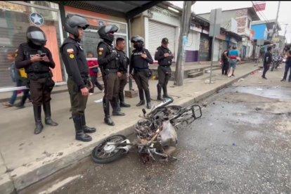 Los policías retiraron la motocicleta del lugar en el que fue incendiada.