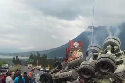 El tanquero se volcó en El Cajas, Otavalo. Una persona perdió la vida.