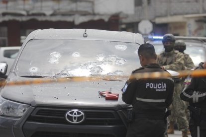 El carro quedó con más de 20 marcas de proyectiles de armas largas.