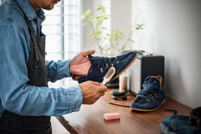 Limpiar los zapatos  ayuda a prevenir bacterias e infecciones por hongos debido a la humedad.