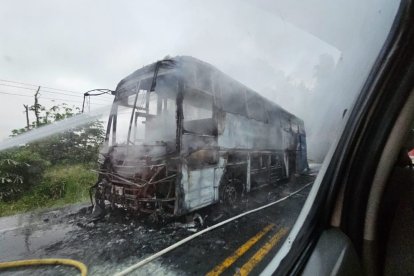 El bus de transporte Sucre quedo como chatarra tras el fuerte incendio.