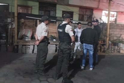 Miembros de la Policía del Distrito Tumbaco llegaron a la zona para investigar lo ocurrido dentro de un domicilio.