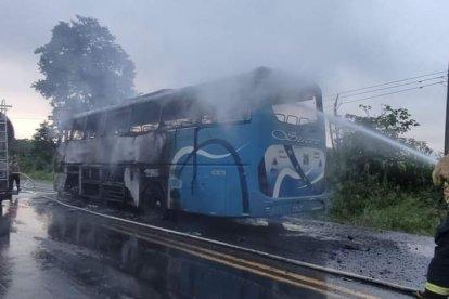 El automotor pesado se consumió en su totalidad tras el choque e incendio.