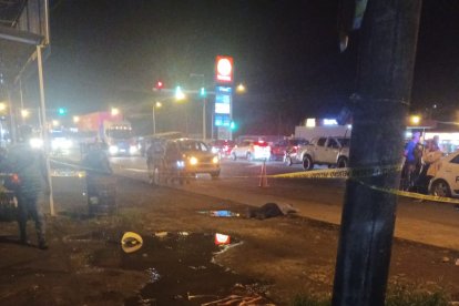 El hombre hizo una parada en un minimarket luego de salir del chongo.