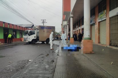 El cadáver del hombre quedó tendido en la acera luego del ataque.