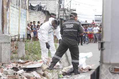 Los dos sacos de yute en los que encontraron las partes humanas estaban en medio de la basura, en una esquina de la parroquia Pascuales.