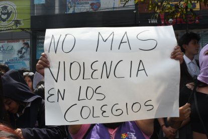 Con carteles en sus manos, los padres de familia piden que no haya más violencia en los colegios.