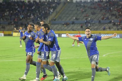 Emelec festejó la victoria en el Atahualpa.