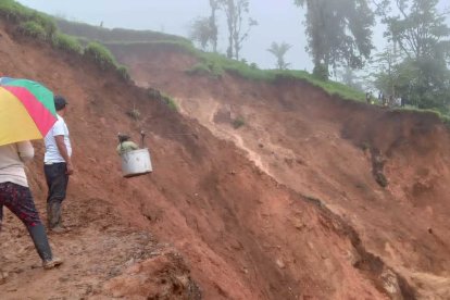 Entre los vecinos hacen mingas para ayudar a ir de un lado a otro con la olla.