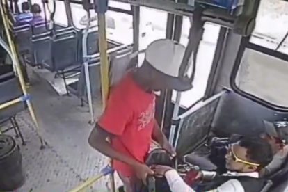 El aprehendido asaltaba buses en el norte de Guayaquil.