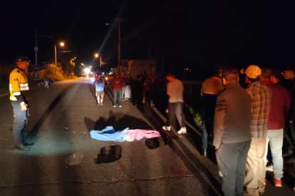 El cuerpo de Ángel Cedillo Pinos quedó tendido sobre el pavimento luego de ser atropellado por un automotor desconocido.