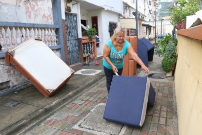 Esta mañana vecinos trataban de limpiar sus enseres