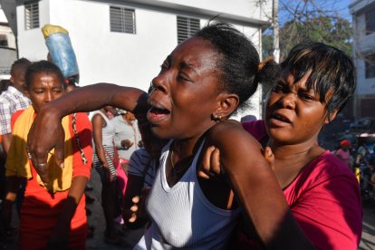 Una mujer reacciona luego de ver el cadáver de un familiar en la calle este lunes, en Puerto Príncipe (Haití).