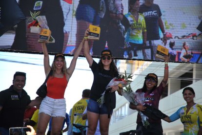 La ecuatoriana Daniela Regalado (c) como campeona de la categoría 140 km, división damas.