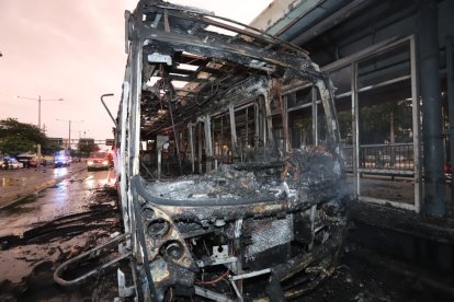 El bus quedó destruido por las llamas.