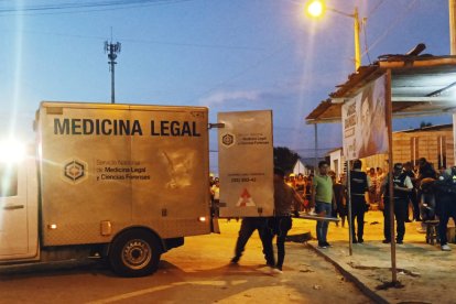 Personal de Criminalística realizó el levantamiento de los cadáveres.