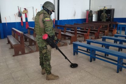 Los militares llevaron a cabo las operaciones con alta tecnología de detección de objetos.