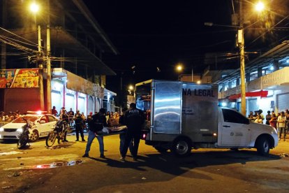 Personal de criminalística procedió a levantar los cuerpos del lugar del crimen