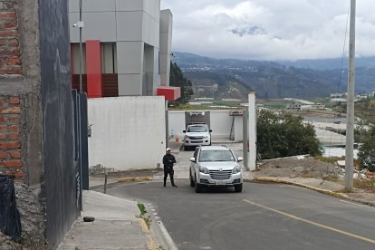 Fuera del Centro Forense de Ambato, amigos y familiares lamentaron ambas muertes.