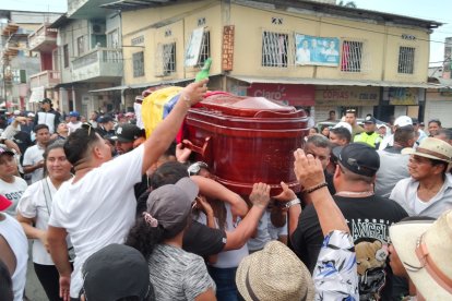 Rociaron cervezas sobre el ataúd del cabo primero George Barzola Loy.