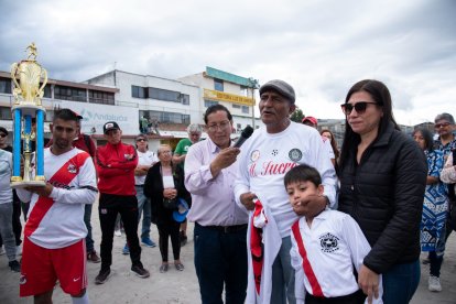 La esposa (d) y uno de los hijos de Raúl Dávalos durante la emotiva premiación.
