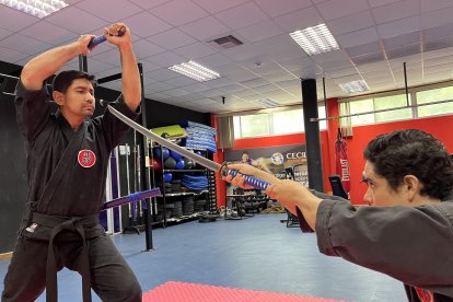 Fernando Rosado y Julio César Ambrosi empuñan unas katanas de madera.