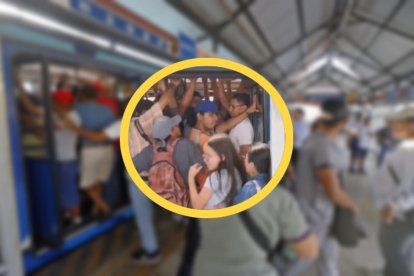 Las personas trataban de ingresar a los buses de forma desesperada.