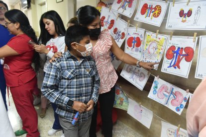 En el piso de nefrología, los pacientes hicieron una exposición sobre la prevención de las enfermedades renales.
