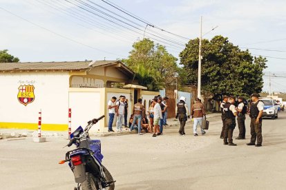 Agentes revisaron el sitio donde se cometió el ataque.