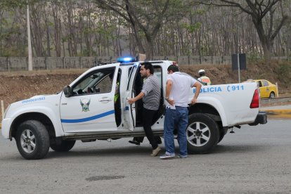 Geovanny López, horas antes de ser procesado por femicidio, circulaba en compañía de policías. .