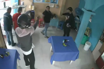 Dos sujetos robaron un local de comidas con un arma.