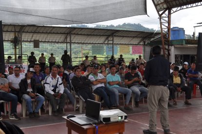 En la plaza central de Palo Quemado se realiza la consulta ambiental bajo un amplio resguardo policial.