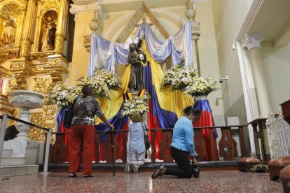 En la iglesia conocida como San Francisco, en Guayaquil, devotos oran durante la novena a Jesús del Gran Poder.