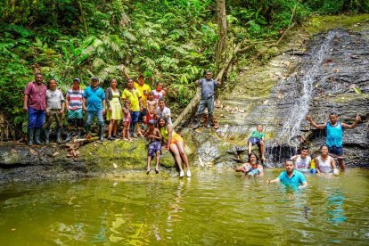 Familias acuden a disfrutar en este punto de la parroquia Daule.