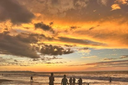 Visitantes que llegan a Jama pasean por las playas y aprecian el atardecer.