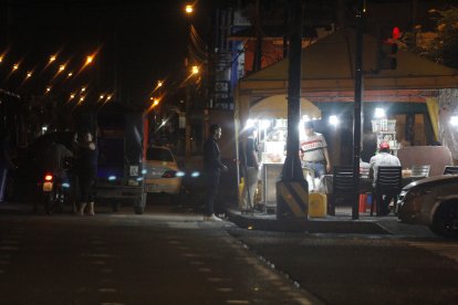 Comerciantes informales ofrecen sus productos en pleno toque de queda.