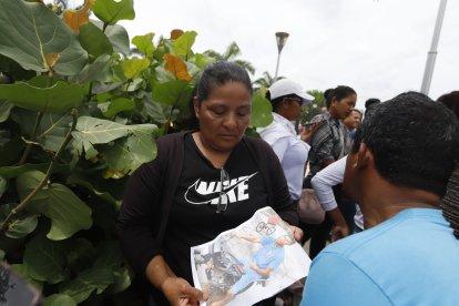 Marilú Barre muestra la fotografía del segundo de sus cinco hijos.