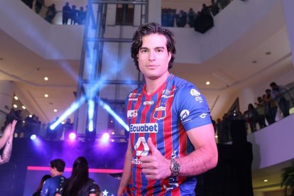 Danilo Carrera luciendo la camiseta del Deportivo Quito en un evento del equipo de fútbol.