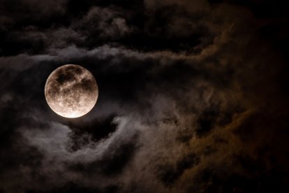 Referencial. Foto de la luna