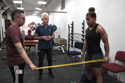 Alexei Ignatov (c) cuida hasta el último detalle de los entrenamientos de las deportistas.