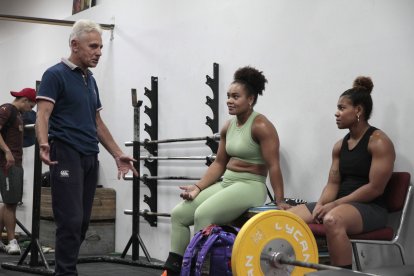 Alexei Ignatov (i) regresó para la recta final de la preparación de Neisi Dajomes (c) y Angie Palacios (d) en busca de sellar la clasificación a París 2024.