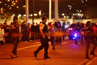 El procedimiento en el parqueadero del estadio La Cocha.