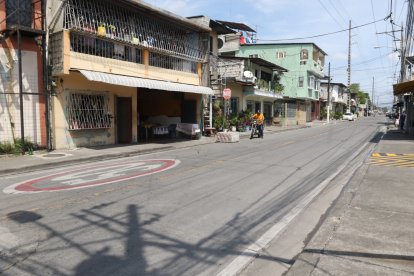 Desde un taxi balearon a tres adolescentes en el Guasmo, uno murió.