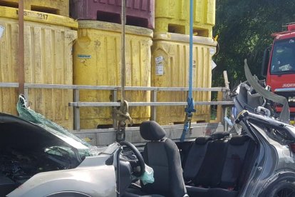 Por la fuerza del impacto el auto quedó con fuertes daños en su carroceria.