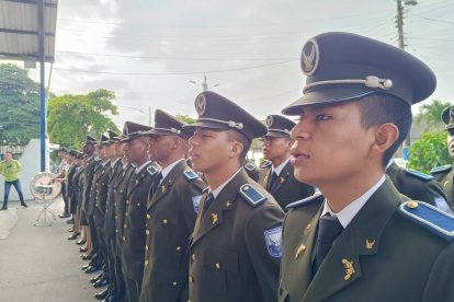 Ochenta y seis policías se suman a Esmeraldas.