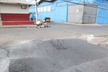 En la zona, moradores comentaron que la víctima habitaba a unas cuadras del sitio del crimen.