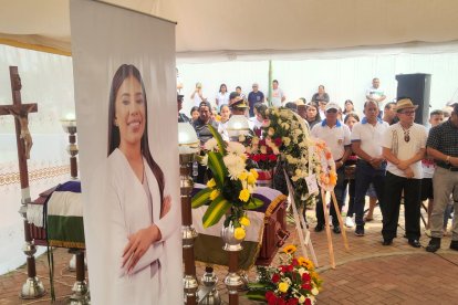 Una capilla ardiente se armó en los exteriores del Municipio de San Vicente