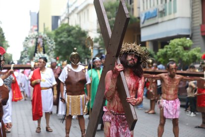 Joffre Morales, intérprete de Jesús, simulaba ser azotado por quienes ordenaba Poncio Pilato.